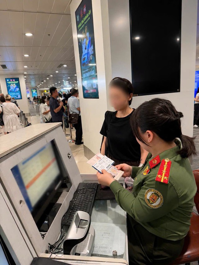Nhiều ngày trước, một hành khách mang quốc tịch Trung Quốc bị chặn lại ở cửa khẩu sân bay Nội Bài - Ảnh 1.