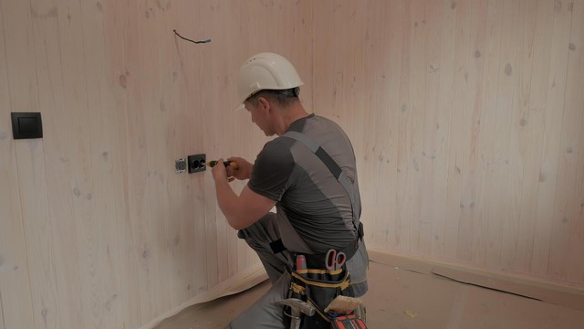 Thợ điện chuyên nghiệp tiết lộ kỹ thuật cực hay: Lắp ổ cắm không cần đập tường, chỉ dùng công cụ cơ bản - Ảnh 2.