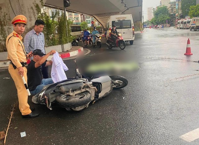 Hà Nội: Hiện trường vụ tai nạn khiến một phụ nữ đi xe máy tử vong - Ảnh 1.