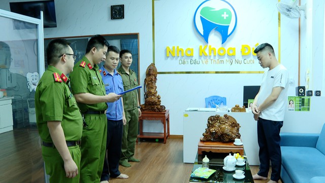Thi hành lệnh khám xét, khởi tố chủ phòng khám nha khoa Hoàng Trọng Nguyên SN 1988 - Ảnh 1.