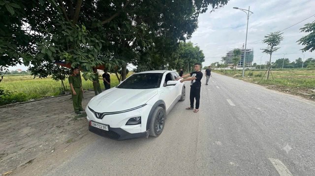 Bắt Đàm Lê Mai Linh SN 2002 và nhiều người đàn ông sau khi kiểm tra phòng trọ - Ảnh 2.