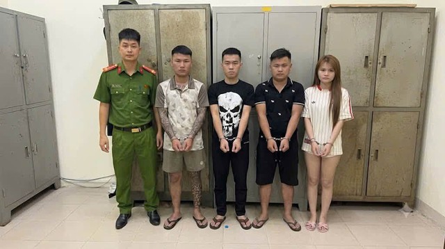 Bắt Đàm Lê Mai Linh SN 2002 và nhiều người đàn ông sau khi kiểm tra phòng trọ - Ảnh 3.