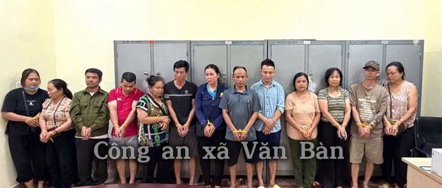 C&ocirc;ng an đồng loạt tiếp cận một căn nh&agrave;, bắt giữ chủ nh&agrave; L&yacute; Thị T&acirc;m c&ugrave;ng 10 người kh&aacute;c - Ảnh 2.