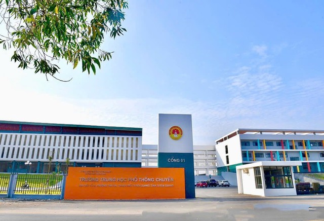 Vụ 146 điểm 10 To&aacute;n ở Trường Chuy&ecirc;n Tuy&ecirc;n Quang: Bộ GD&ĐT n&oacute;i c&oacute; bất thường, tiếp tục l&agrave;m r&otilde; c&ocirc;ng t&aacute;c coi thi - Ảnh 1.