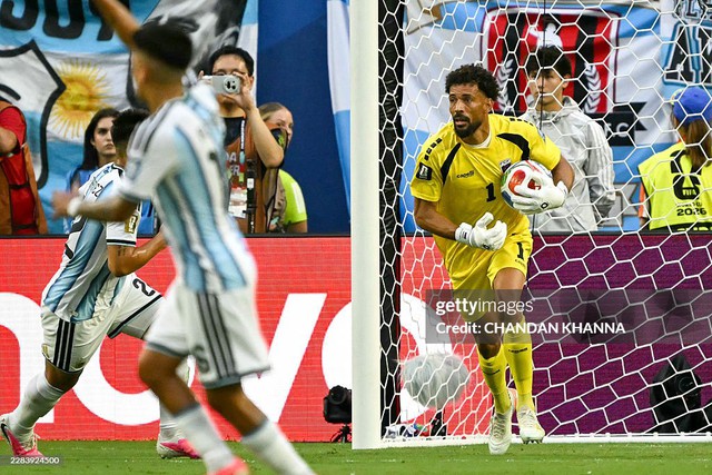 Diễn biến trận Argentina 1-0 Cabo Verde: Messi mở tỉ số với pha xử l&yacute; điệu nghệ - Ảnh 1.