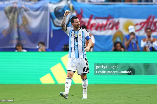 Diễn biến trận Argentina 1-0 Cabo Verde: Messi mở tỉ số với pha xử l&yacute; điệu nghệ - Ảnh 3.