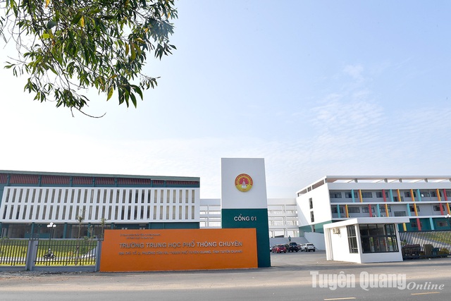 Công an vào cuộc vụ trường THPT ở Tuyên Quang có 147 đạt điểm 10 Toán tốt nghiệp: Hiệu trưởng nói gì? - Ảnh 1.