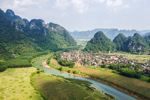 Việt Nam có ngôi làng "thích ứng thời tiết", người dân nói ngôn ngữ riêng, đến không phải dễ - Ảnh 2.