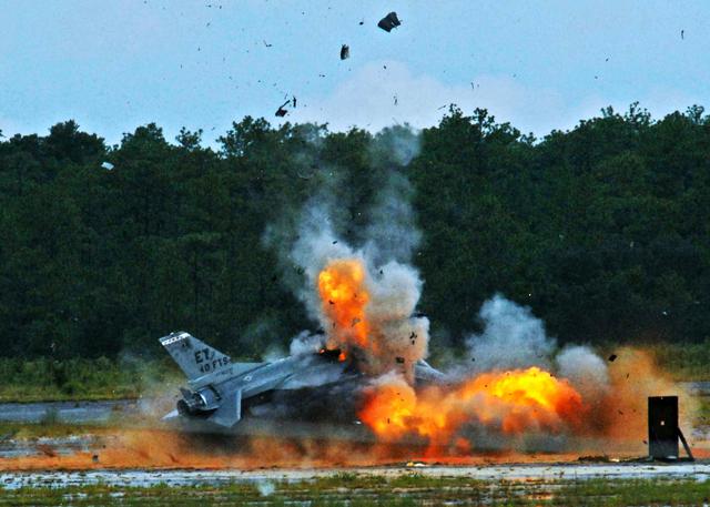 Vụ bắn hạ lịch sử ở Ukraine, Su-35 bốc cháy - Phi công F-16 lao khỏi buồng lái, ông Putin tung "quân bài tẩy" - Ảnh 1.