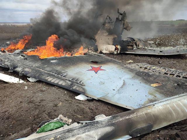 Vụ bắn hạ lịch sử ở Ukraine, Su-35 bốc cháy - Phi công F-16 lao khỏi buồng lái, ông Putin tung "quân bài tẩy" - Ảnh 2.