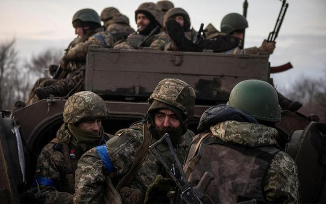Quân Ukraine bỏ vũ khí, đồng loạt rút khỏi 3 điểm nóng - "Mục tiêu lớn" ở Kiev nổ tung, báo TQ chỉ ra nước cờ của ông Putin - Ảnh 2.