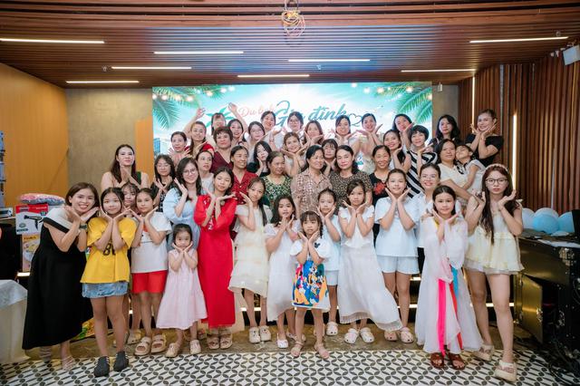 Đại gia đình 100 người ở Hà Nội góp 300 triệu đi du lịch, thuê 30 phòng ngủ, mỗi bữa ăn 12 mâm - Ảnh 2.