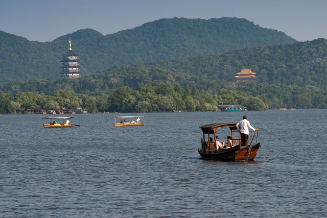 Cảnh tượng mưa to ở Tây Hồ khiến nhiều người bất ngờ, thốt lên: Không tin vào mắt mình - Ảnh 3.