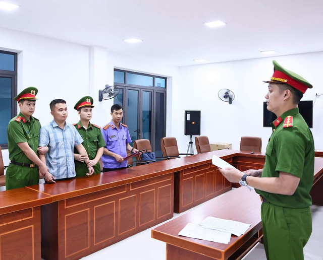 N&oacute;ng: Lệnh giữ khẩn cấp gi&aacute;o vi&ecirc;n Nguyễn H&agrave; Duy trong vụ 147 điểm 10 m&ocirc;n To&aacute;n - Ảnh 1.
