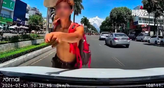 Trượt ván giữa làn ô tô, nam thanh niên thách thức tài xế "biết bố mày là ai không": Công van vào cuộc - Ảnh 1.