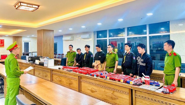 2 nhân viên ngân hàng bị khởi tố - Ảnh 1.