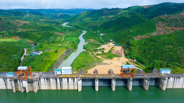 Ngành điện Việt Nam sắp có "Đại lộ Ánh sáng" gần 5.000 tỷ trên mặt hồ: - Ảnh 1.