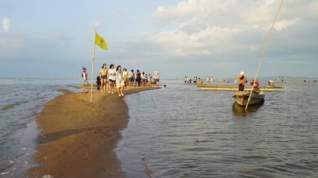 "Rồng" bất ngờ xuất hiện giữa hồ nước, cảnh tượng từ trên cao khiến dân mạng xôn xao: Thật khó tin! - Ảnh 2. "Rồng" bất ngờ xuất hiện giữa hồ nước, cảnh tượng từ trên cao khiến dân mạng xôn xao: Thật khó tin! - Ảnh 2.