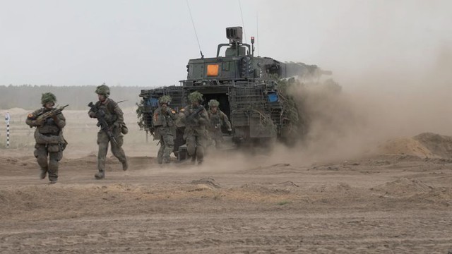 Biến động lớn ở Ukraine – Ông Putin tới sở chỉ huy, báo Anh nói NATO sẵn sàng đối đầu Nga "ngay đêm nay" - Ảnh 3.