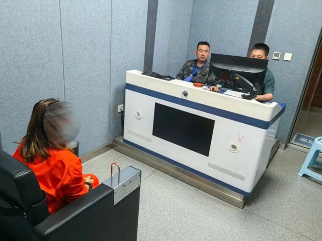 Chủ nhà dặn tuyệt đối đừng vào một căn phòng, nữ lao công lén mở cửa rồi cả gia đình phải vội vã bỏ trốn - Ảnh 4.