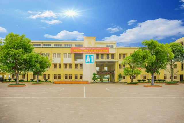 Đã có kết quả rà soát phòng thi có 22 thí sinh thì 15 em đạt điểm 10 Toán ở Hà Tĩnh - Ảnh 1.