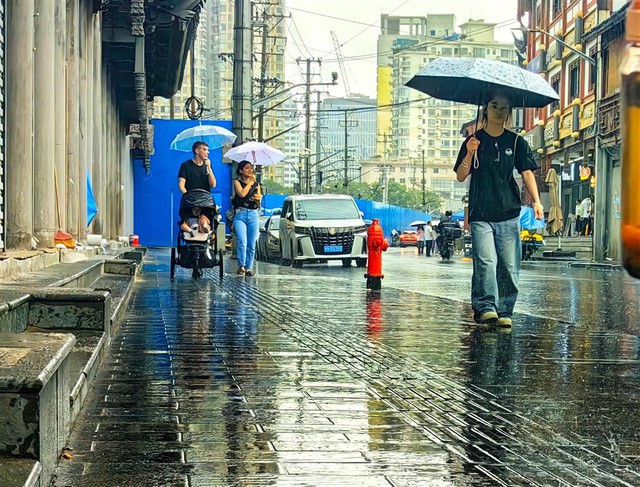 Cảnh tượng mưa xối xả ở thành phố ven biển: Siêu bão Ba Vì ảnh hưởng thế nào? - Ảnh 3.