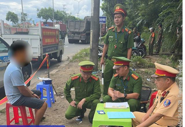 Công an kiểm tra 162 shipper, nhân viên, người chơi game... - Ảnh 1.