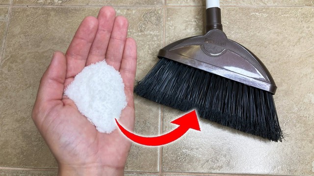 Vì sao nhiều gia đình ngâm chổi vào nước nóng pha muối, giấm trước khi đi ngủ? Công dụng ít ai ngờ - Ảnh 1.