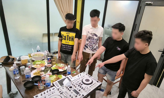 Công an kiểm tra một quán nhậu lúc 14 giờ: Bắt giữ 4 nam thanh niên - Ảnh 1.