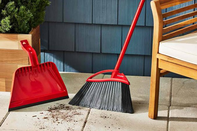 Vì sao nhiều gia đình ngâm chổi vào nước nóng pha muối, giấm trước khi đi ngủ? Công dụng ít ai ngờ - Ảnh 2.