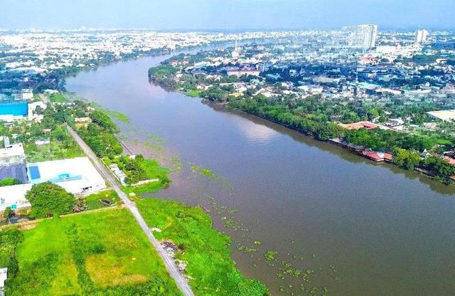 Đang uống cà phê ven sông, khách tá hỏa phát hiện thi thể nữ giới ở TP.HCM - Ảnh 1.