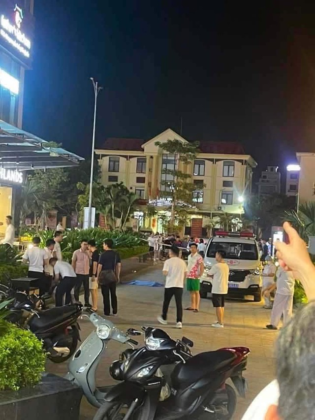 Hải Phòng: Bé trai 7 tuổi rơi từ tầng 15 chung cư xuống đất tử vong, mẹ ngất lịm khi biết tin - Ảnh 1.