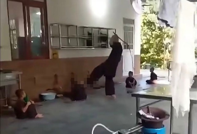 Người đ&agrave;n &ocirc;ng mặc &aacute;o n&acirc;u đ&aacute;nh ch&uacute; tiểu thậm tệ: H&eacute; lộ lai lịch, đ&atilde; bị c&ocirc;ng an tạm giữ - Ảnh 1.
