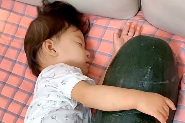Sáng vào phòng ngủ của con, người mẹ tá hỏa vì cảnh tượng trên giường: Chuyên gia cảnh báo thói quen này - Ảnh 3.