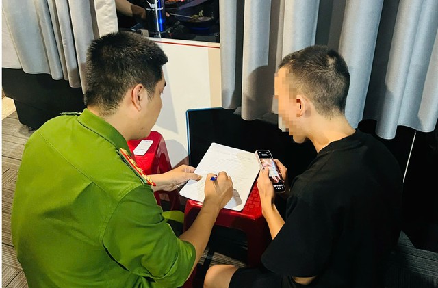 Công an phường đồng loạt ra quân, kiểm tra 25 quán - Ảnh 1.