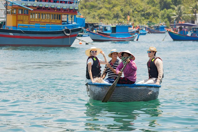 Lần đầu tiên, du thuyền 5 sao ở lại qua đêm tại vịnh biển Việt Nam từng được thế giới vinh danh - Ảnh 2.