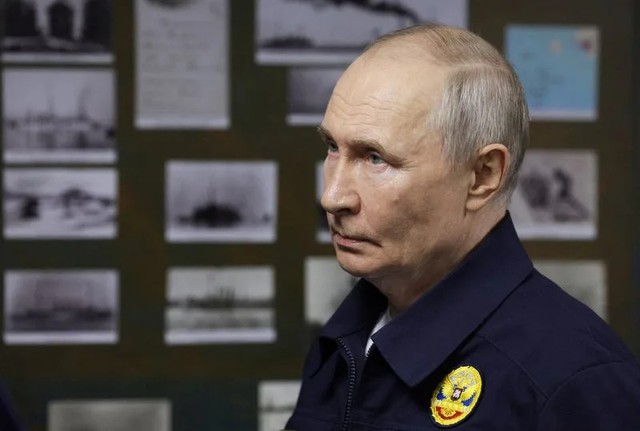 Chernomorsk nổ lớn, thiết bị quân sự bốc cháy - Siêu vũ khí Nga lộ diện, ông Putin tung nước cờ với 13.000 quân và 60 tàu chiến - Ảnh 3.