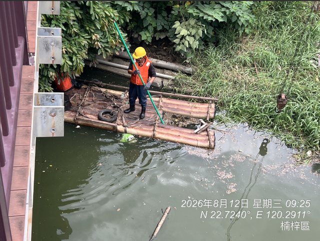 Vừa dọn sạch 5 tấn cá chết, con sông lại liên tiếp xuất hiện cảnh tượng khiến người dân hoảng hốt - Ảnh 5.