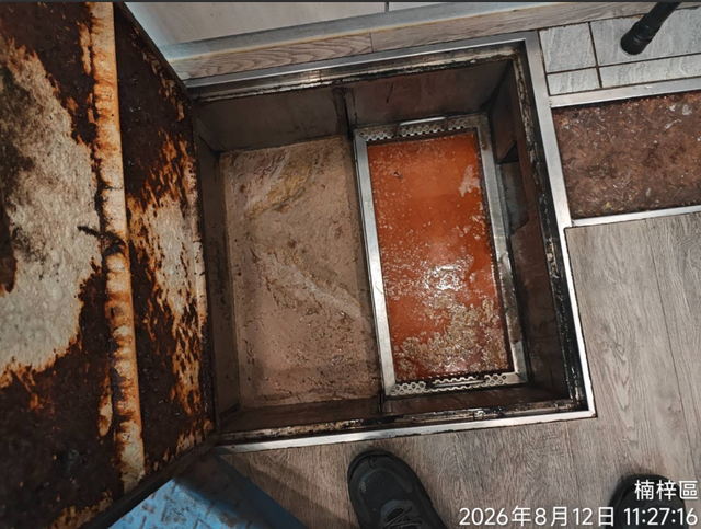 Vừa dọn sạch 5 tấn cá chết, con sông lại liên tiếp xuất hiện cảnh tượng khiến người dân hoảng hốt - Ảnh 3.