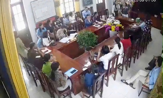 Vụ nữ hiệu trưởng đập bàn, ném cốc giữa cuộc họp ở Ninh Bình: Sở GD&ĐT lên tiếng - Ảnh 1.