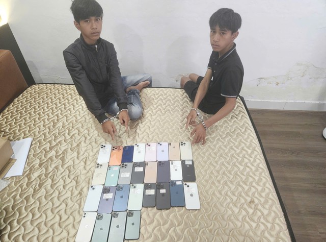 Bắt khẩn cấp 2 anh em sinh đôi Trần Nhật Trung và Trần Nhật Quốc tại một nhà nghỉ - Ảnh 1.