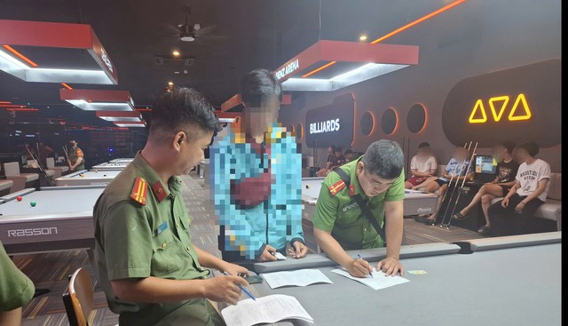 C&ocirc;ng an kiểm tra 120 nh&acirc;n vi&ecirc;n v&agrave; kh&aacute;ch tại một qu&aacute;n internet, bida l&uacute;c 21 giờ - Ảnh 1.
