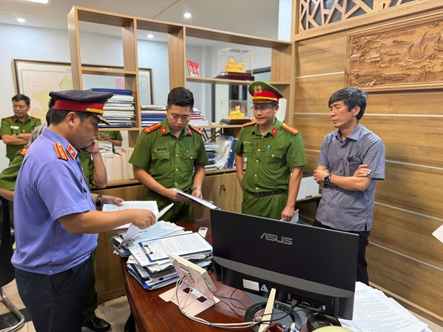 Thi hành lệnh khám xét, bắt tạm giam Giám đốc BQL Dự án Hà Xuân Hậu - Ảnh 2.