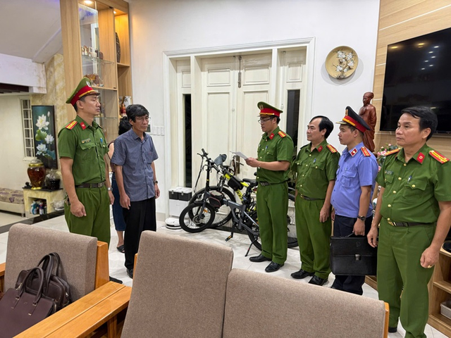 Thi hành lệnh khám xét, bắt tạm giam Giám đốc BQL Dự án Hà Xuân Hậu - Ảnh 1.