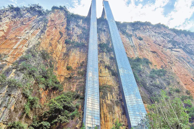 Thang máy vách đá 288m giúp học sinh rút ngắn hành trình đến trường từ 3 tiếng xuống 30 phút - Ảnh 2.