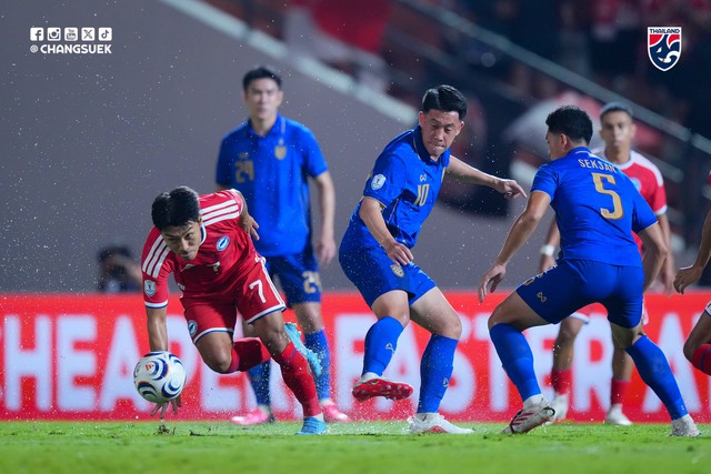 Diễn biến trận đấu Thái Lan vs Singapore: Tuyển Singapore thoát thẻ đỏ - Ảnh 1.