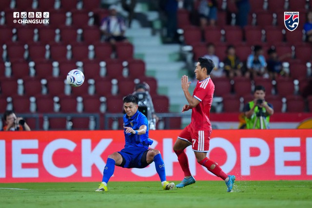 Diễn biến trận đấu Thái Lan vs Singapore: Tuyển Singapore thoát thẻ đỏ - Ảnh 2.