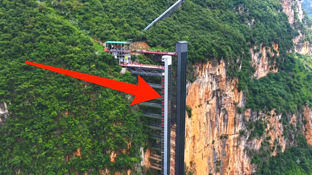 Thang máy vách đá 288m giúp học sinh rút ngắn hành trình đến trường từ 3 tiếng xuống 30 phút - Ảnh 1.