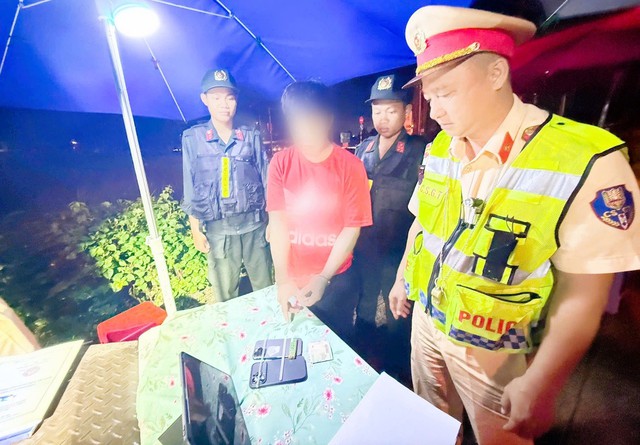 Cảnh sát kiểm tra lúc 2 giờ 30 phút, phát hiện "bí mật" trong ốp điện thoại của một nam thanh niên - Ảnh 1.