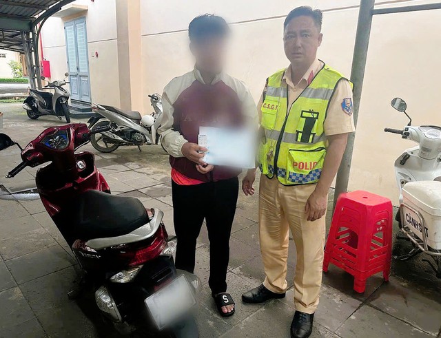 Cảnh sát kiểm tra lúc 2 giờ 30 phút, phát hiện "bí mật" trong ốp điện thoại của một nam thanh niên - Ảnh 2.